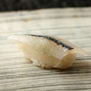 千葉県産のサヨリは、軽く酢締めに。淡白な味の魚も含め、ほぼすべてのネタに江戸前の仕事を施しています。