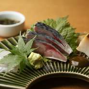 宮城県産のマコガレイは淡麗な味わいで、シメサバは舞鶴産。肝ソースで味わうアワビは、酒肴に最適です。