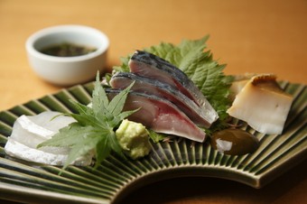 マコガレイ刺身、シメサバ、アワビ蒸しの『お造り』