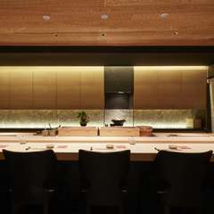 檜の一枚板のカウンターが広がる