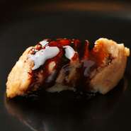 濃厚でいて、後味すっきりなアナゴ。先代より受け継ぐ江戸前の仕事が光る逸品です。穴子に塗られたツメは、一見濃厚に見えますが、継ぎ足し続けることで、旨みを十二分に宿し、すっきりした味わい。