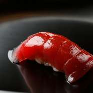 美しい艶やかな色味は、極上品である証。築地市場でも指折りの鮪卸の名店【やま幸】より仕入れる極上品を使用しています。赤身本来の香り、食感を最大限に引き出す、固めに炊いたシャリがよく合います。