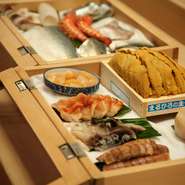 ウニ、タイラ貝、赤貝、鳥貝、シャコ…。綺麗に並べられたネタ箱は色とりどりの旬の魚が並び、見ているだけで食欲が湧いてきます。築地を中心にネタは全国から仕入れ、極上の鮨で日本の旬を楽しませてくれます。