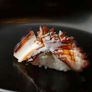 シチュエーションに合わせて酒の肴にも握りにもなる煮蛸。酒肴としても日本酒によくあう、逸品です。