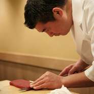 伝統を守りつつ、新たな挑戦を続ける店主・青木利勝氏。物腰柔らかく、握りは流麗。銀座を代表する鮨職人。