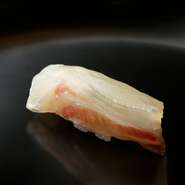 江戸前ならでは、鯛は昆布締め、小肌は酢締め、蛸や蛤は煮るなどのひと手間が素材を極上ネタへと導きます。