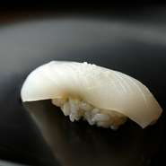 淡白な味わいのスミイカは、塩で供されます。素材の持ち味を考え、塩や薬味、ツメなど最適なマッチングに。