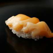 貝本来の旨みと、通好みのクセのある味わいが同居する青柳。おまかせで供される握りは、味の強弱も楽しみ。