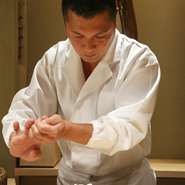 心底、鮨好きを公言する職人である鈴木氏。修業時代には、北海道から九州まで、日本全国の鮨屋を巡り、ひたすら食べ歩き、理想の鮨を研究したことも。そして、魂を込めて握る姿が実に凛々しく、美しさが漂います。