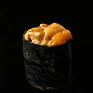 店では北海道産バフンウニと青森産ムラサキウニの2種類を使用。刺身用と握り用で使い分けています。