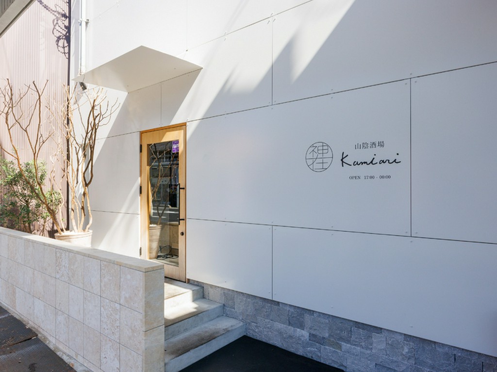 間接照明の落ち着いた雰囲気の大人な空間