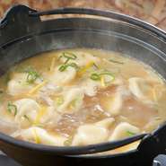 上品なあごだしに旨味を凝縮した鶏白湯スープを合わせたダブルスープを使用