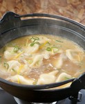上品なあごだしに旨味を凝縮した鶏白湯スープを合わせたダブルスープを使用
