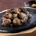 宮崎の自然に囲まれのびのびと育ったみやざき地頭鶏。豪快な炭火で一気に焼き上げると、噛むほどに口の中に香ばしい炭の香りが広がり、地鶏本来の食感とジューシーさが楽しめます。2～3人様用