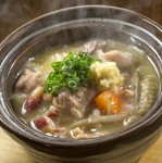 トロっと濃厚な鶏白湯スープでじっくりと煮込んだ旨味溢れる鶏屋ならではの逸品