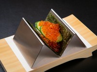 いくらを贅沢にガブリ！