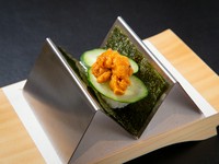 ウニを贅沢にガブリ！
