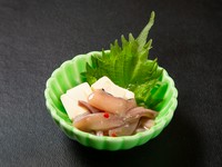 クリームチーズとイカの柚子麹漬けをご一緒にお召し上がり下さい
