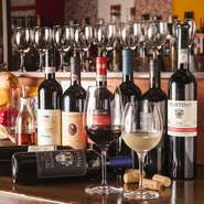 グラスワイン15種類、イタリア全土２０の州のボトルワインを取り揃えたイタリアワイン専門店です。
気軽に飲めるものから、高級ワインまでシチュエーションに合わせて楽しめます。
