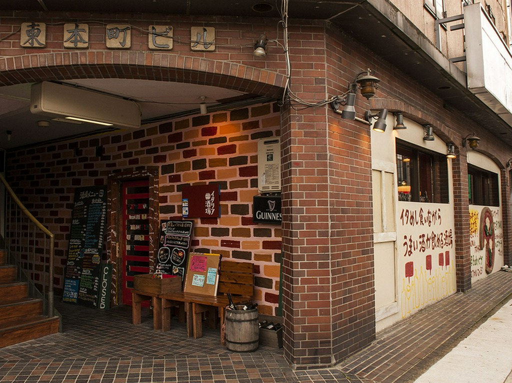 倉庫のような外観がお洒落。駅から近くアクセスも安心です。