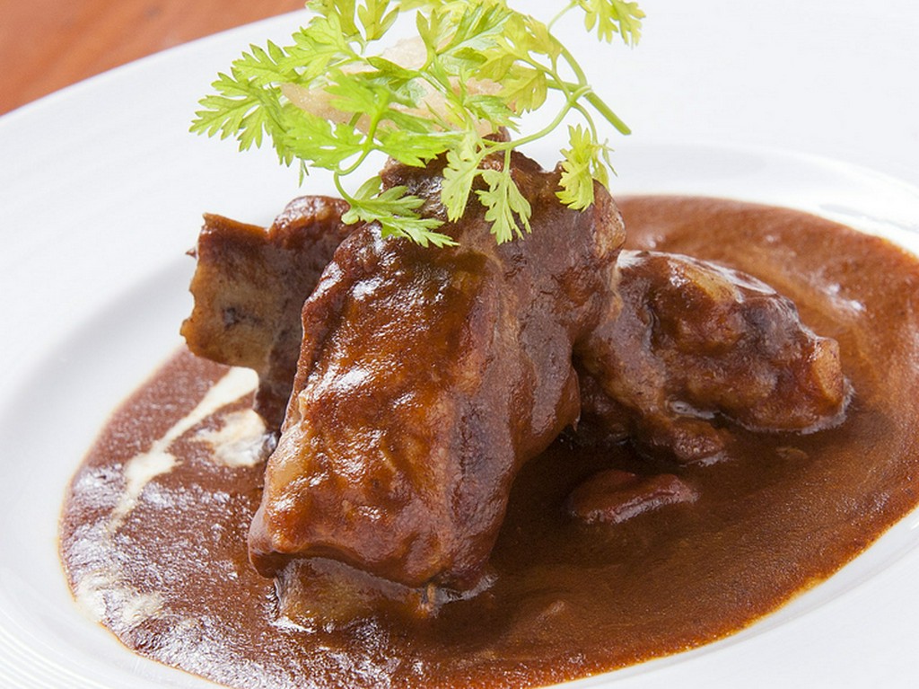 ギネスビールでじっくり煮込んだ『スペアリブのギネス煮込み