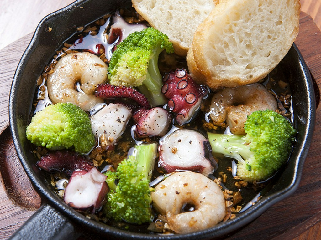 お酒の肴にぴったり『海老とタコのアヒージョ』