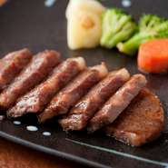 新鮮野菜は地元の契約農家から仕入れ。お肉も厳選しており、黒毛和牛入りのハンバーグも自慢です。写真はA5ランクの肉にこだわった『黒毛和牛のサーロインステーキ』（200g）です。