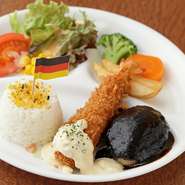 小さい子ども向けメニューも用意。「ハンバーグ」と「エビフライ」、サラダとご飯が食せます。食しやすいようにと、取り分け用のお皿が用意されているのも嬉しいポイントです。