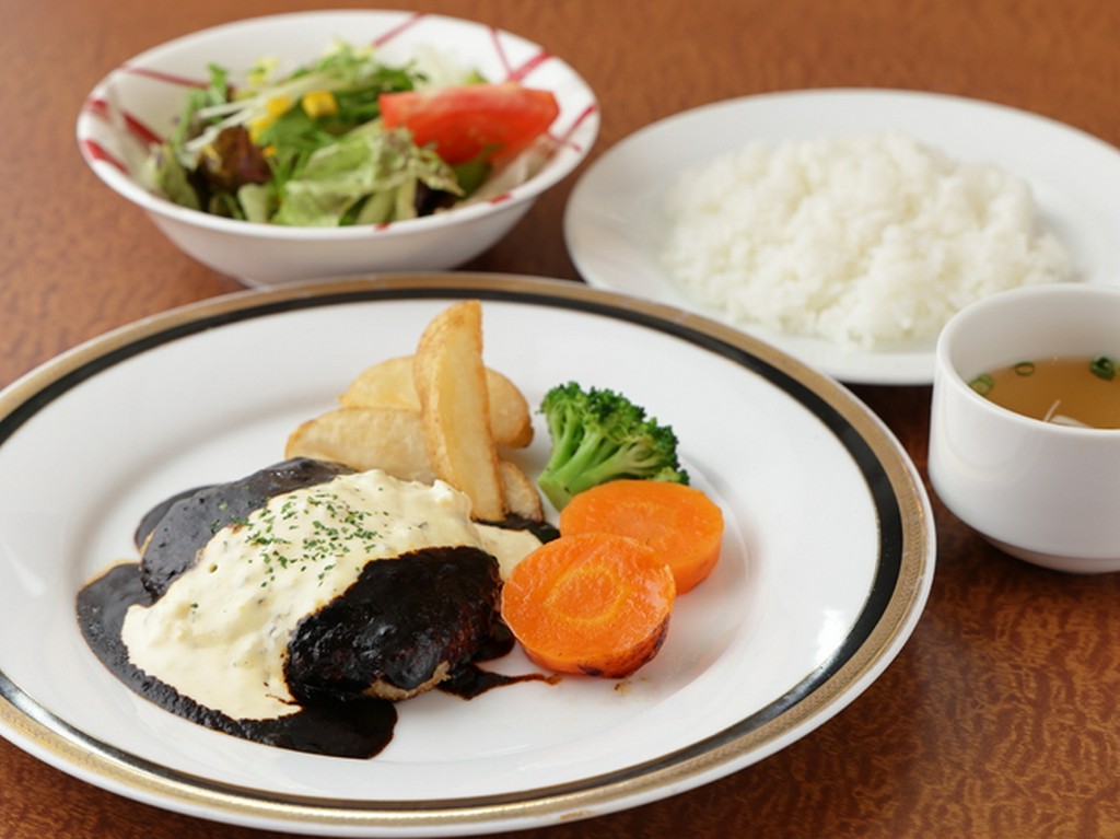 箸で切れるほどの柔らかさ。黒毛和牛入り「ハンバーグ」