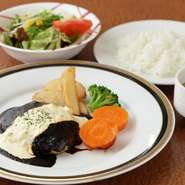 子どもから高齢の方まで、年齢関係なく食べやすいように作られた一品。デミグラスやわさび醤油など味も数種類選べ、プラス料金でご飯とサラダ、スープをセットにできます。※写真は『タルタルハンバーグ』