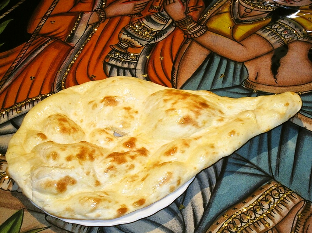 「タンドール」を使い、丁寧に焼いた『ナン』