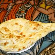 「タンドール」を使い、丁寧に焼いた『ナン』