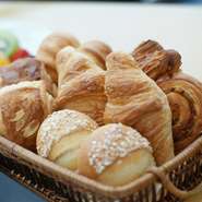 天然酵母や厳選した素材を使用して長時間発酵させてつくるパンで知られる、フランスの【ブーランジェリー・メゾン・カイザー】のホテルブレッド。店内で楽しめるほか、店頭で購入することもできます。
