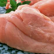 鶏の胸肉は、調理の際に必要温度を超えなければ美味しく味わうことができます。最近好んで使っているのは、梅入りの飼料を食べて育つ和歌山産の梅鶏。クエン酸が身をよりおいしくしています。