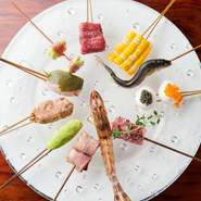 大阪の味として親しまれている『串揚げ』。旬の食材を使い、季節ごとのおいしさが楽しめます。中でもえびは、生きたまま殻をむき、串揚げに。プリッとした食感とえび本来の旨みは、うっとりするほどのおいしさ。