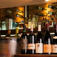 串揚げにワインを合わせて。欧州ワインのほか、国産ワインの品揃えも充実しています。プライベートな空間で彩り鮮やかな料理を味わいながら、串揚げとワインのマリアージュを堪能できます。
