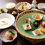 ・季節の白和え
・豆八籠盛
・本日のおばんざい
・ぶぶ豆腐
・ごはんと京漬物
・デザート
＊仕入れ状況により一部変更させて頂きます。