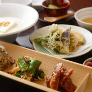 先斗町で独創的な豆腐料理やおばんざいをご満喫下さい。
豆腐だけでなく、刺身や汲み上げ湯葉など色々お楽しみいただけます。