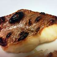 西京みそに漬け込んだ旬のお魚を香ばしく焼き上げました。お酒もご飯もすすむ、京の台所を代表する一品です。