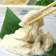 京都美山産大豆と京丹黒豆を使用。京都美山産の大豆と水だけを使いお豆腐の様な弾力のある湯葉です。2種類のお味でお召し上がり下さい。