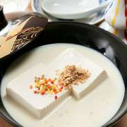 豆八の名物のひとつ、お茶漬け感覚の湯豆腐です。かつおと昆布の出汁に、丁寧に煎った米で取る出汁と豆乳を加えています。まろやかさと香ばしさの調和が、京都らしい美味。