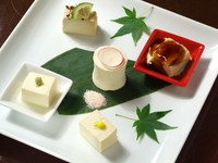 徳川吉宗が作らせたのが始まりというチーズのような「嶺岡豆腐」や、豆腐の酒かす漬、味噌漬、くみあげゆばなど、5種の豆腐を盛り合わせました。驚きがあって楽しい一皿です。