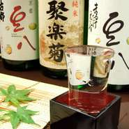 （本醸造・やや辛口）京都の通り名をネーミングした飲み飽きのこない口当たりです。
豆八オリジナルラベルのまるたけえびすをご用意しております。