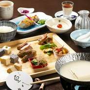 おばんざい12種と湯豆腐がついたランチコースです。当店イチオシのランチメニューです。
おばんざい　湯葉など１２種盛り
・白和え
・豆乳湯豆腐
・焼き物
・ご飯
・漬け物
・デザート
・黒豆茶