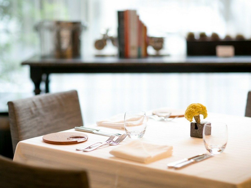 昼は和やか爽やか。夜はシックでリラックスムード。