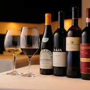 ワインはイタリアを中心にフランスのブルゴーニュやシャンパーニュまで、200種ほどが幅広くそろえてあります。なかには95年ビンテージの「ガイヤ」や、2003年の「ブルネロ」といった、プレミアムワインもあります。