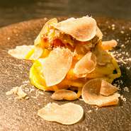 数々の食通が「ここでしか味わえない」と言うリストランテホンダのパスタ。定番のカルボナーラも思わず感嘆が漏れる。季節によっては写真のような白トリュフも。