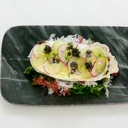 その時々産地にこだわって一番良い牡蠣をご用意。濃厚で芳醇な牡蠣を引き立たせる味付けを施しています。