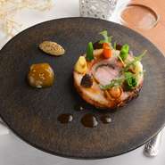 三重の高校生が育てる愛農ナチュラルポークを使っています。ローズマリー、フェンネル、ガーリックで香ばしく焼き上げた『ポルケッタ』。真白く綺麗で、甘みのある豚バラ肉の脂をご堪能いただけます。