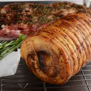 本当に美味しいものを食べていただきたいのでお出しする素材の全てを厳選。「愛農ナチュラルポーク」や国産牛以外にも、エゾシカやイノシシなどのジビエも多く取り入れています。